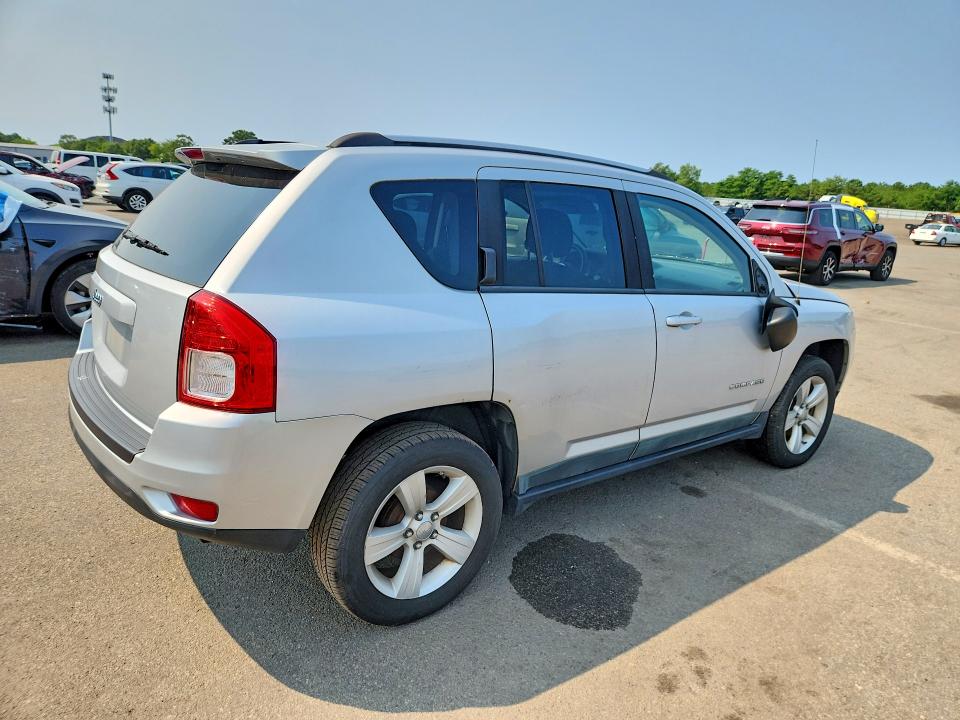 63741786 :رقم المزاد ، 1J4NT1FB6BD241062 vin ، 2011 Jeep Compass مزاد بيع