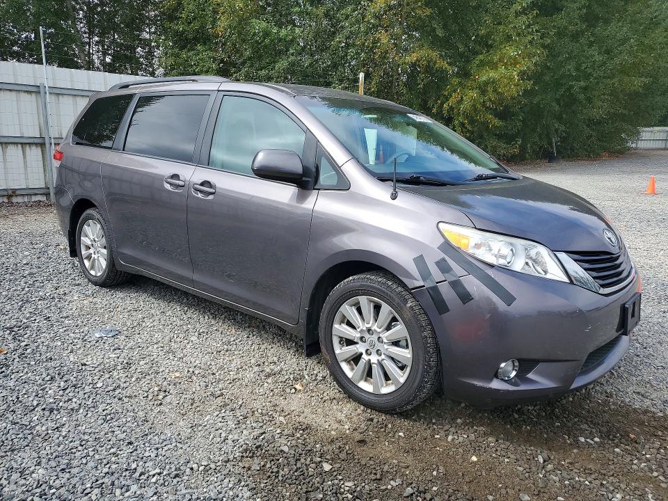 64646736 :رقم المزاد ، 5TDJK3DC6DS053518 vin ، 2013 Toyota Sienna مزاد بيع