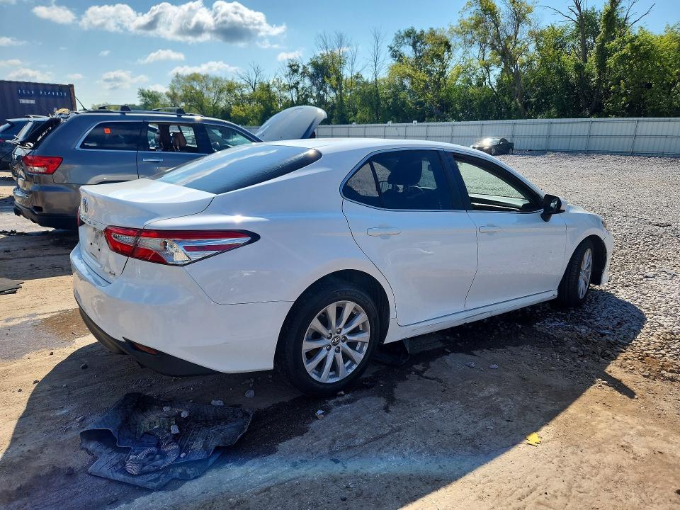 66534586 :رقم المزاد ، 4T1B11HK4JU609227 vin ، 2018 Toyota Camry مزاد بيع