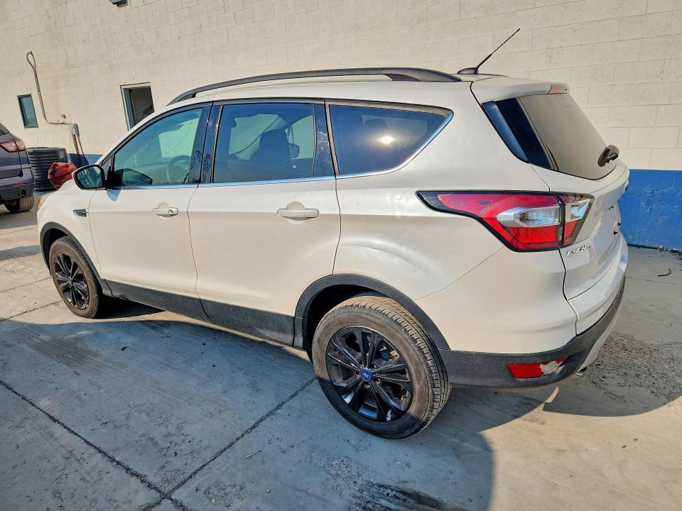 64304836 :رقم المزاد ، 1FMCU9GD7JUB38526 vin ، 2018 Ford Escape مزاد بيع