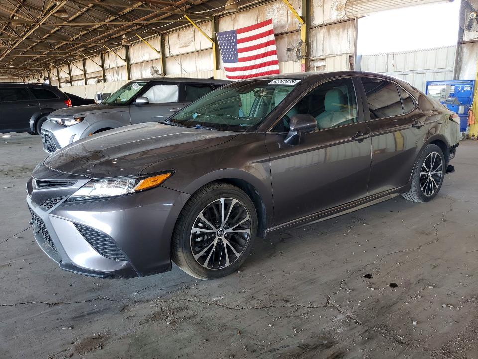 65181826 :رقم المزاد ، 4T1B11HK4JU612015 vin ، 2018 Toyota Camry مزاد بيع