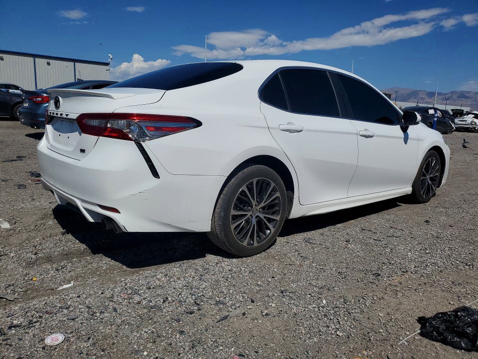 64343516 :رقم المزاد ، 4T1B11HK3JU094611 vin ، 2018 Toyota Camry مزاد بيع