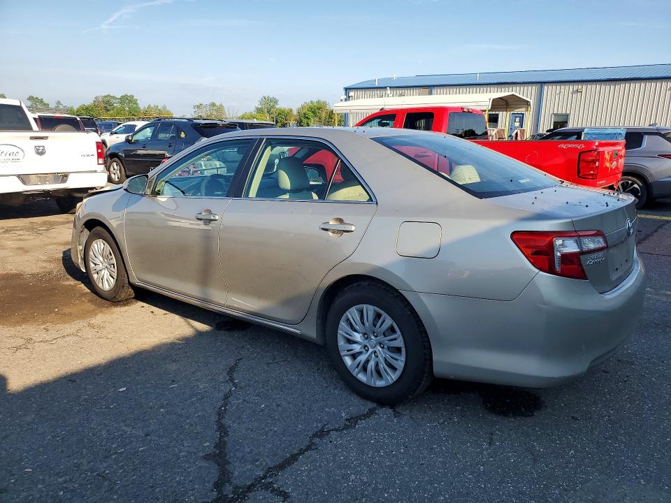 64890736 :رقم المزاد ، 4T4BF1FK2ER361561 vin ، 2014 Toyota Camry مزاد بيع