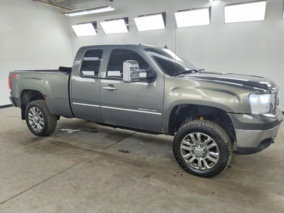 63696176 :رقم المزاد ، 1GT220C82BZ301923 vin ، 2011 Gmc Sierra مزاد بيع