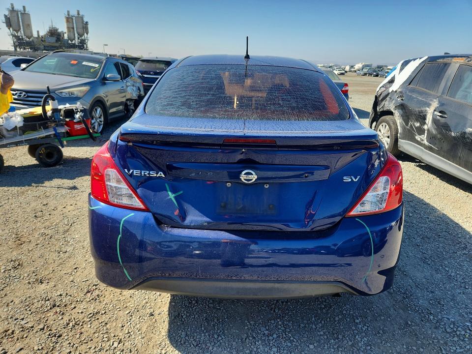 65681696 :رقم المزاد ، 3N1CN7AP7JL823020 vin ، 2018 Nissan Versa مزاد بيع