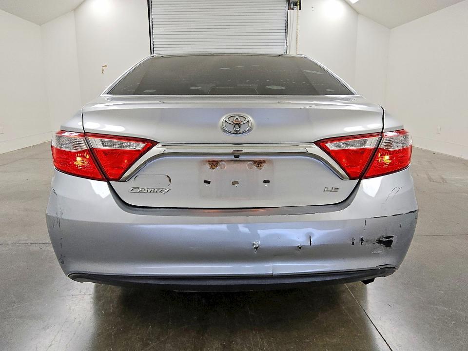 60646336 :رقم المزاد ، 4T1BF1FK1FU004576 vin ، 2015 Toyota Camry مزاد بيع