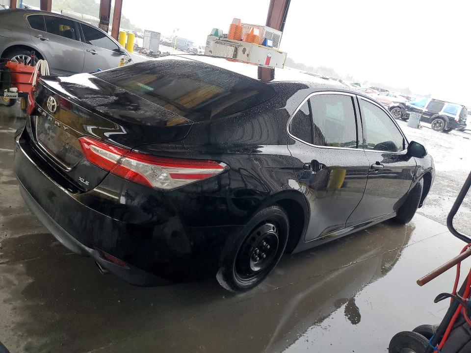 2018 Toyota Camry მანქანა იყიდება აუქციონზე, vin: 4T1B11HK5JU112607, აუქციონის ნომერი: 63990376