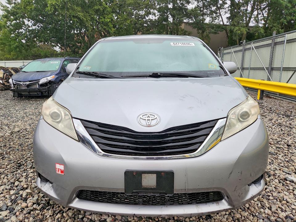 2011 Toyota Sienna მანქანა იყიდება აუქციონზე, vin: 5TDKK3DCXBS065057, აუქციონის ნომერი: 64718696