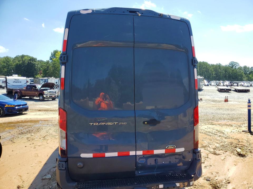 65232936 :رقم المزاد ، 1FTBR3X8XLKA28781 vin ، 2020 Ford Transit مزاد بيع