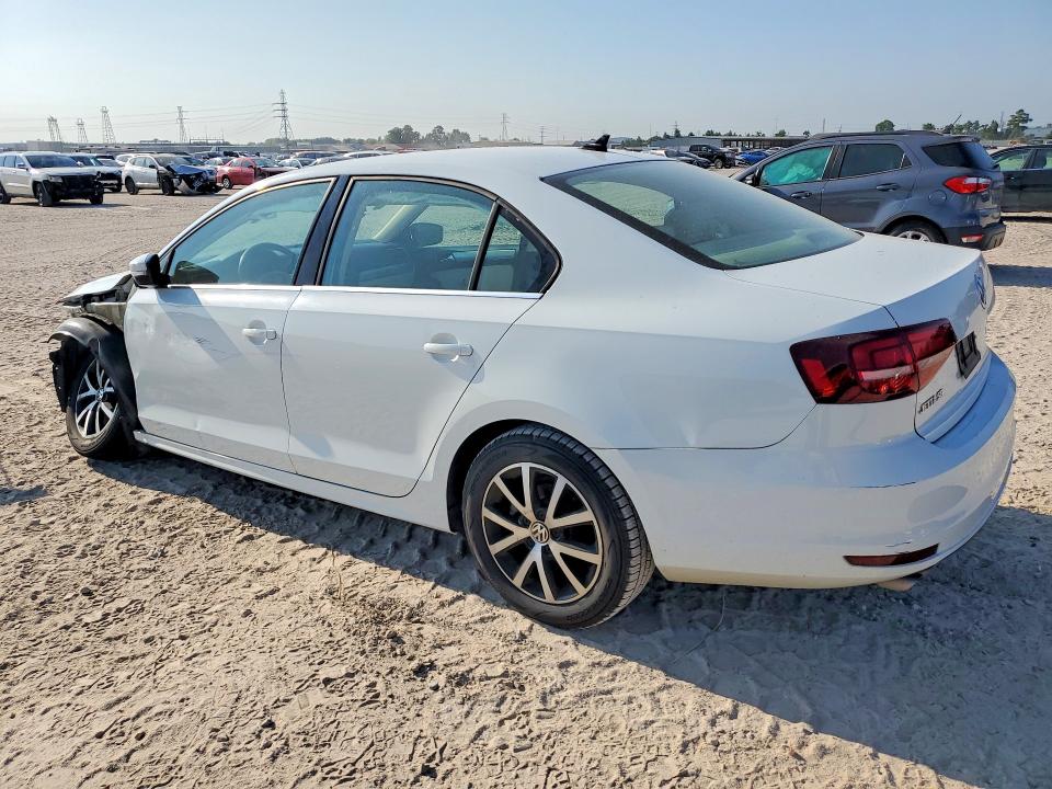 61641136 :رقم المزاد ، 3VWDB7AJXHM390770 vin ، 2017 Volkswagen Jetta مزاد بيع