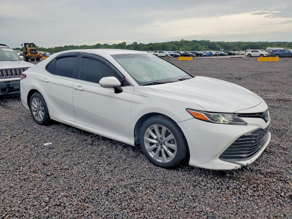 65563186 :رقم المزاد ، 4T1B11HK9JU541054 vin ، 2018 Toyota Camry مزاد بيع