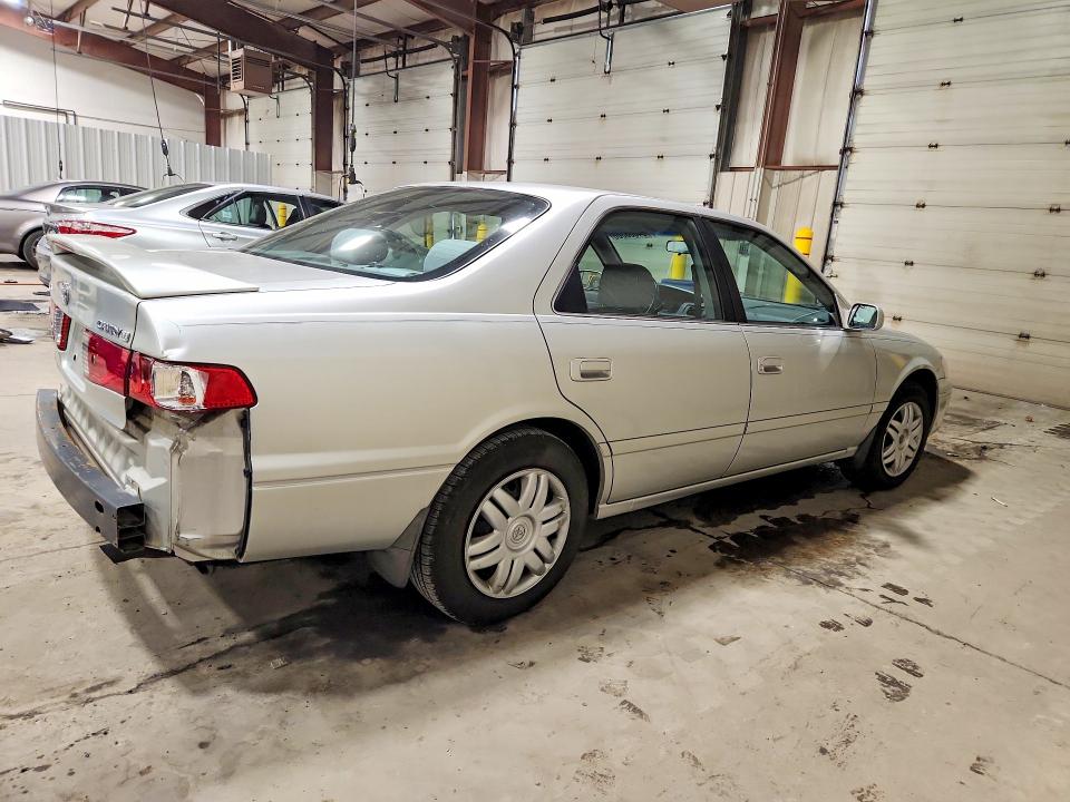 64608306 :رقم المزاد ، 4T1BG28K2YU689755 vin ، 2000 Toyota Camry مزاد بيع