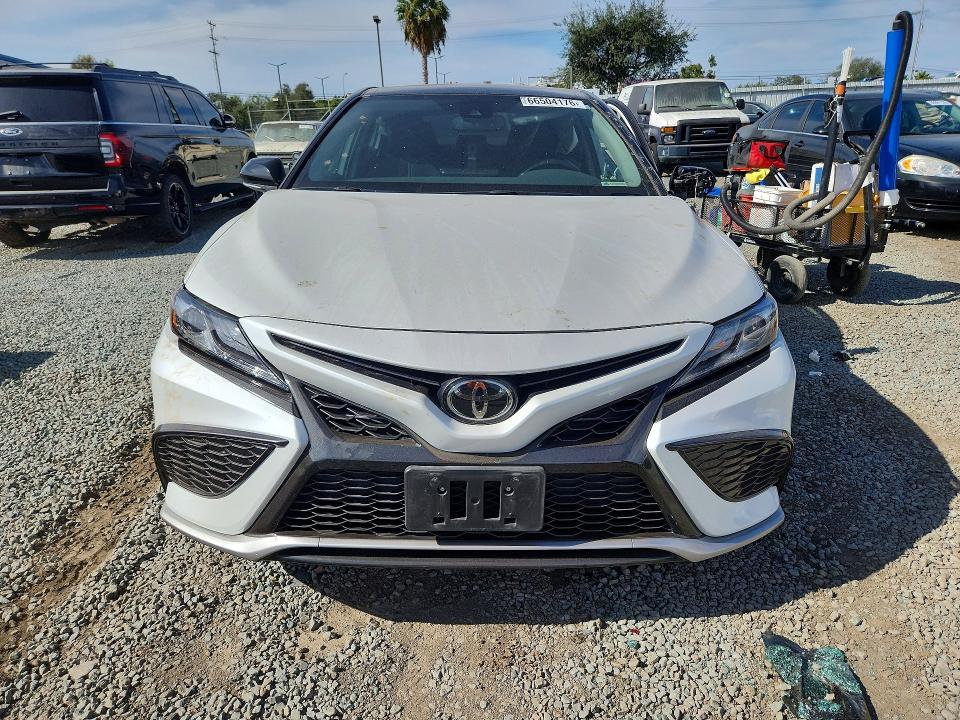 66504176 :رقم المزاد ، 4T1K61AK1NU024722 vin ، 2022 Toyota Camry مزاد بيع