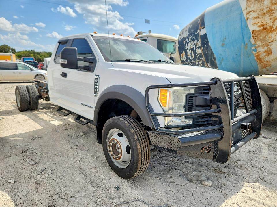 63449126 :رقم المزاد ، 1FD0X5HT1HEB81370 vin ، 2017 Ford F550 مزاد بيع