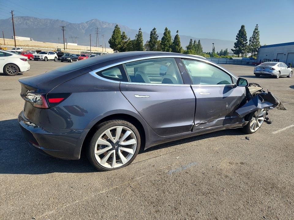 63592746 :رقم المزاد ، 5YJ3E1EA6JF171327 vin ، 2018 Tesla Model 3 مزاد بيع