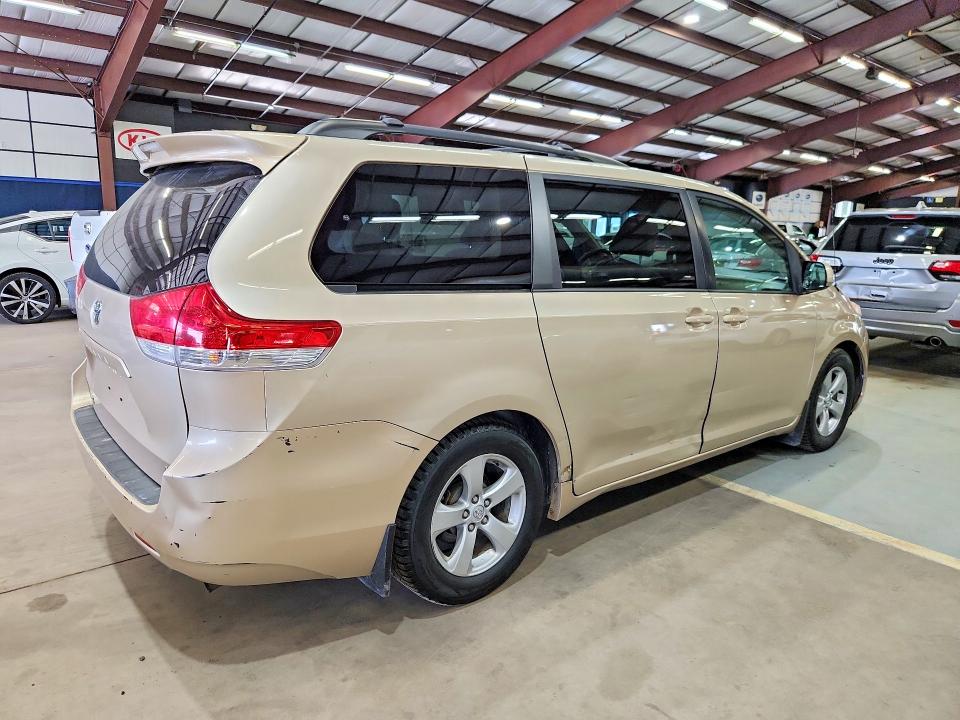 65689306 :رقم المزاد ، 5TDKK3DC8DS293383 vin ، 2013 Toyota Sienna مزاد بيع