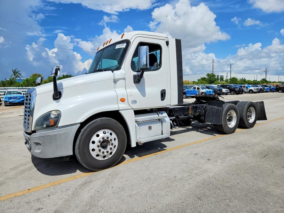 65948986 :رقم المزاد ، 1FUGGEDV0JLHB4053 vin ، 2018 Freightliner Cascadia 125 مزاد بيع