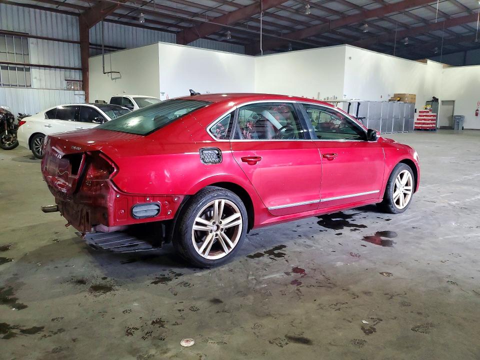 64111516 :رقم المزاد ، 1VWBS7A35FC064611 vin ، 2015 Volkswagen Passat مزاد بيع