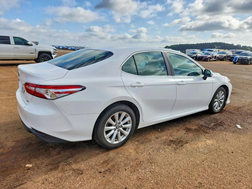 64480216 :رقم المزاد ، 4T1B11HK4JU095427 vin ، 2018 Toyota Camry مزاد بيع