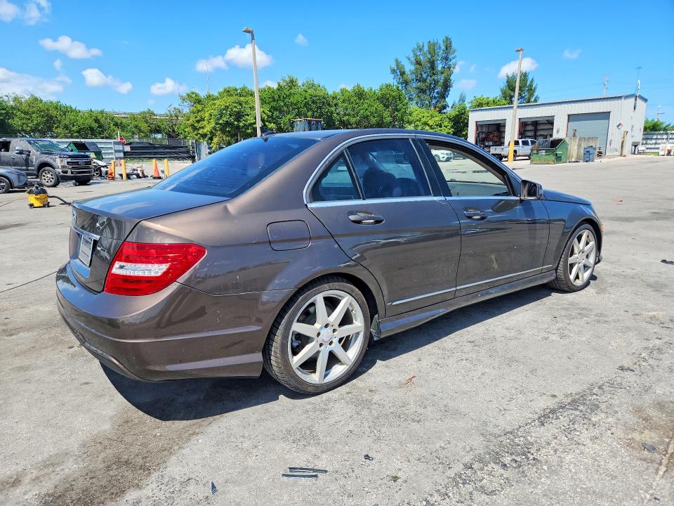 2013 Mercedes-benz C მანქანა იყიდება აუქციონზე, vin: WDDGF4HB5DF971532, აუქციონის ნომერი: 66958736