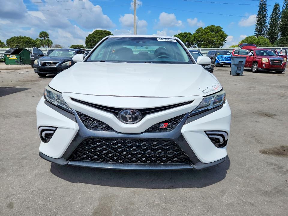 66035436 :رقم المزاد ، 4T1B11HK9JU047583 vin ، 2018 Toyota Camry مزاد بيع