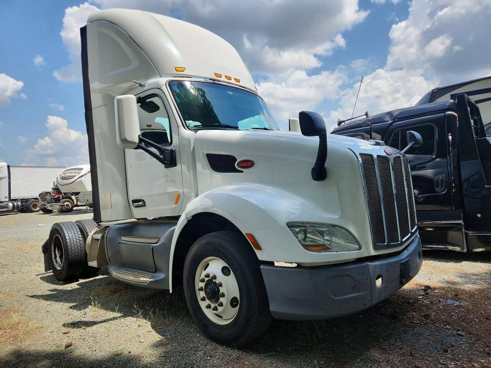 Продаж на аукціоні авто 2017 Peterbilt 579, vin: 1XPBA48X2HD428508, номер лоту: 61967946