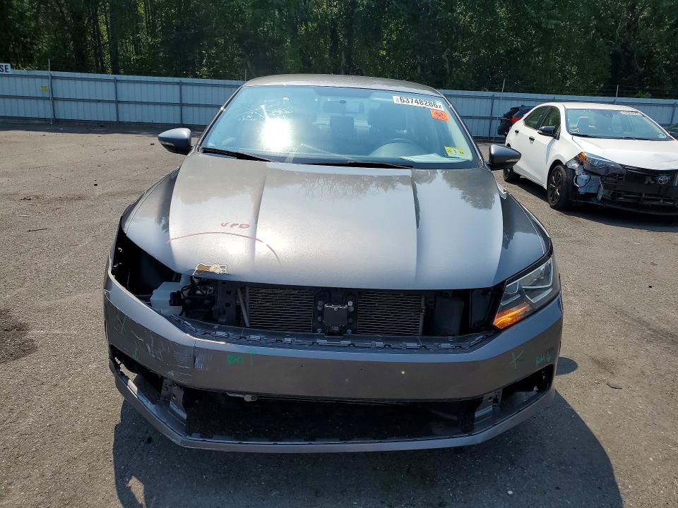 63748286 :رقم المزاد ، 1VWAT7A38HC031839 vin ، 2017 Volkswagen Passat مزاد بيع