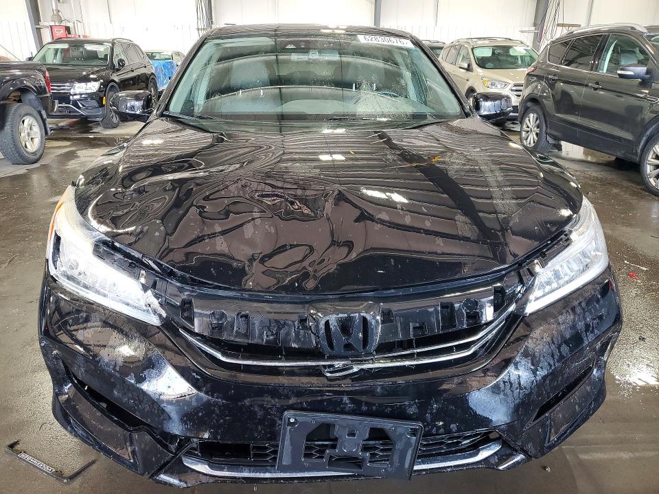 62830676 :رقم المزاد ، JHMCR6F72HC017370 vin ، 2017 Honda Accord مزاد بيع