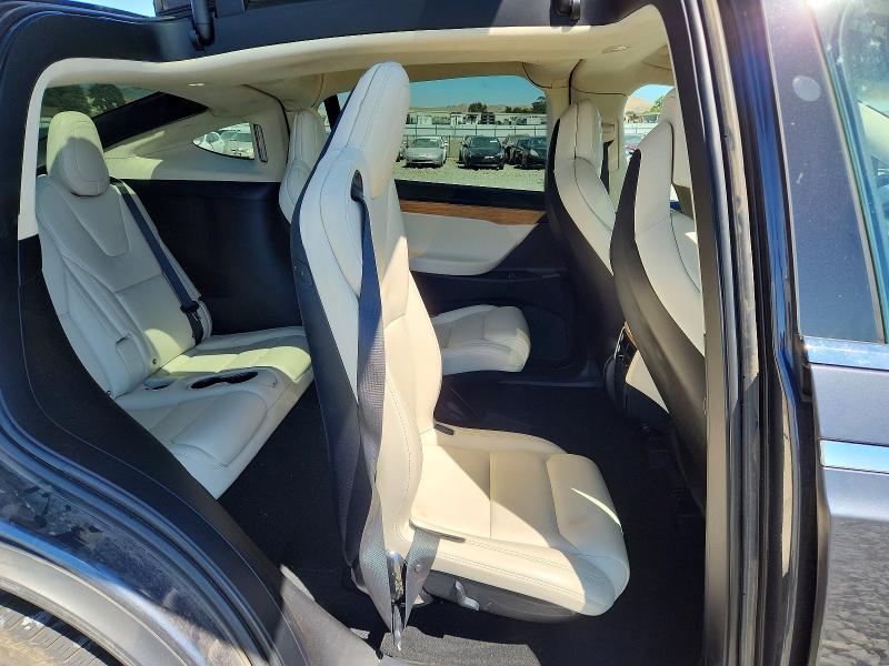 64964156 :رقم المزاد ، 5YJXCBE27JF110302 vin ، 2018 Tesla Model X مزاد بيع