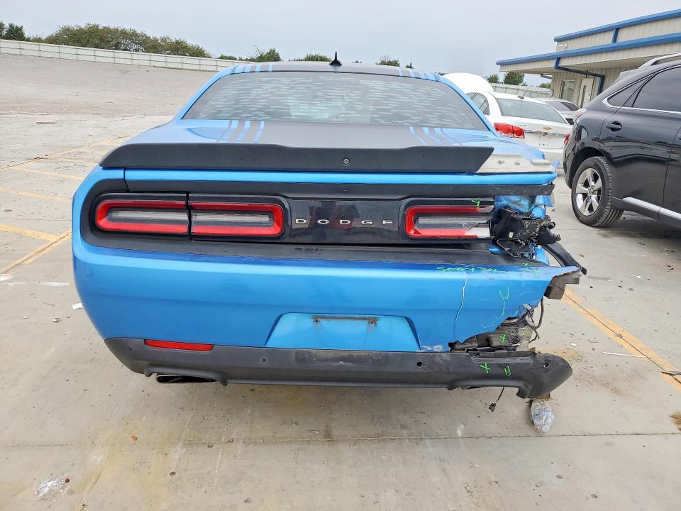 66701016 :رقم المزاد ، 2C3CDZFJ2JH327880 vin ، 2018 Dodge Challenger مزاد بيع