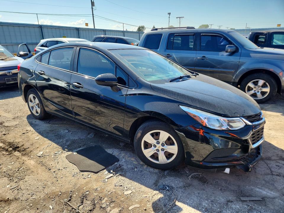 65630306 :رقم المزاد ، 1G1BC5SMXH7135091 vin ، 2017 Chevrolet Cruze مزاد بيع