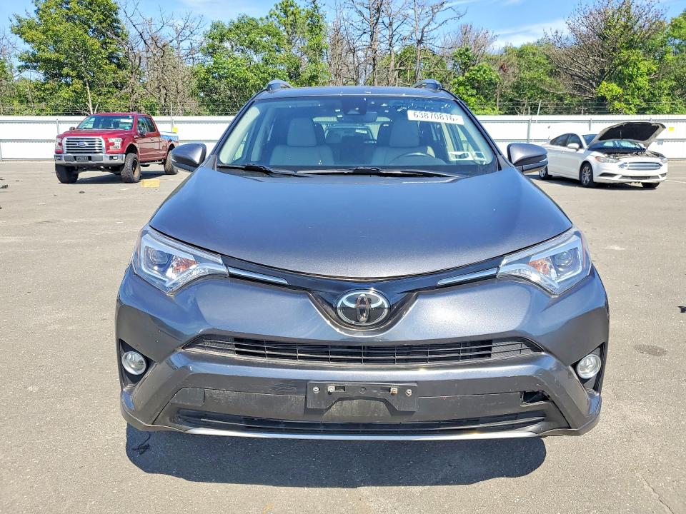63870816 :رقم المزاد ، JTMDFREV3JD253977 vin ، 2018 Toyota Rav4 مزاد بيع