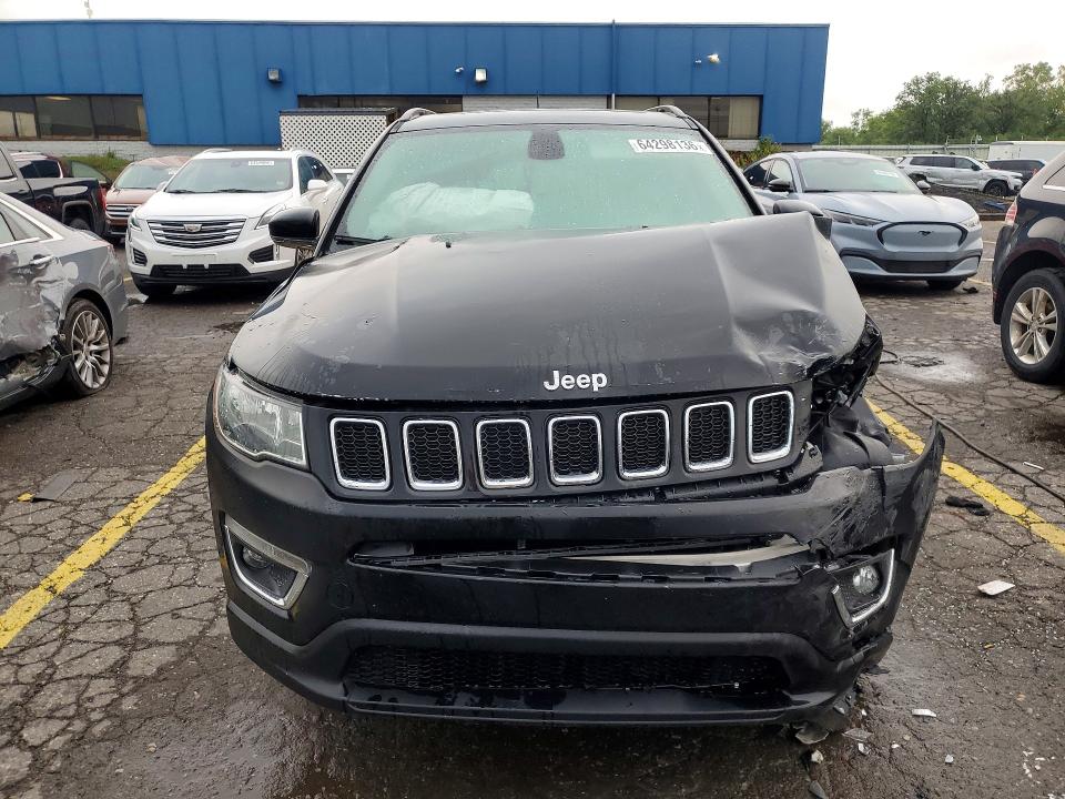 64298136 :رقم المزاد ، 3C4NJDCB1JT222851 vin ، 2018 Jeep Compass مزاد بيع