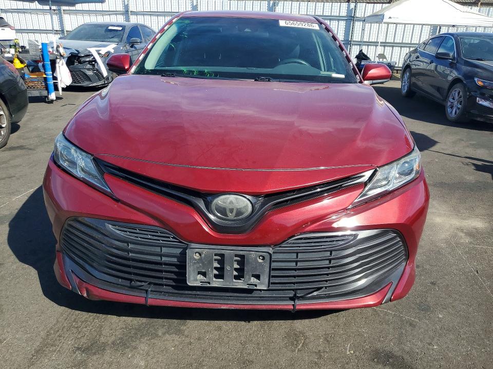 65659286 :رقم المزاد ، 4T1B11HK8JU583103 vin ، 2018 Toyota Camry مزاد بيع