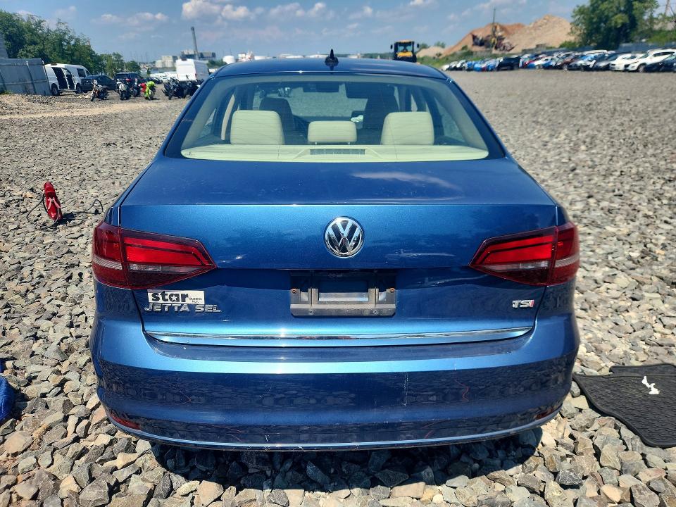 64144486 :رقم المزاد ، 3VWL17AJ4HM410980 vin ، 2017 Volkswagen Jetta مزاد بيع