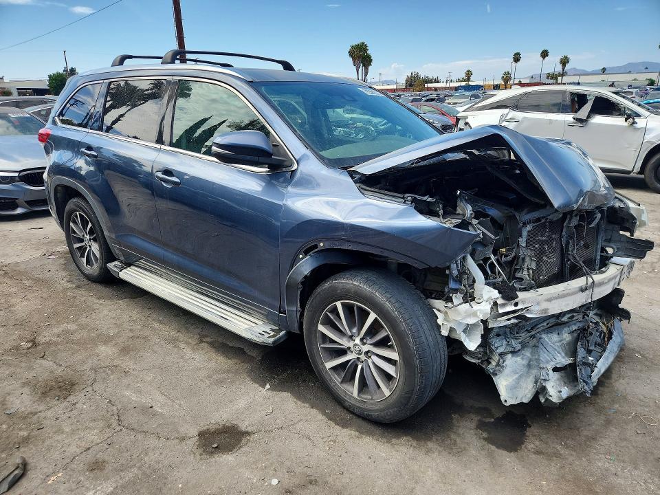 2017 Toyota Highlander მანქანა იყიდება აუქციონზე, vin: 5TDKZRFH9HS510677, აუქციონის ნომერი: 63473356