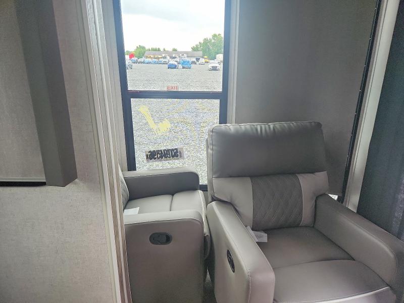 63945196 :رقم المزاد ، 4X4TWDM27MM060106 vin ، 2021 Wildwood Recreational Vehicle (rv) مزاد بيع