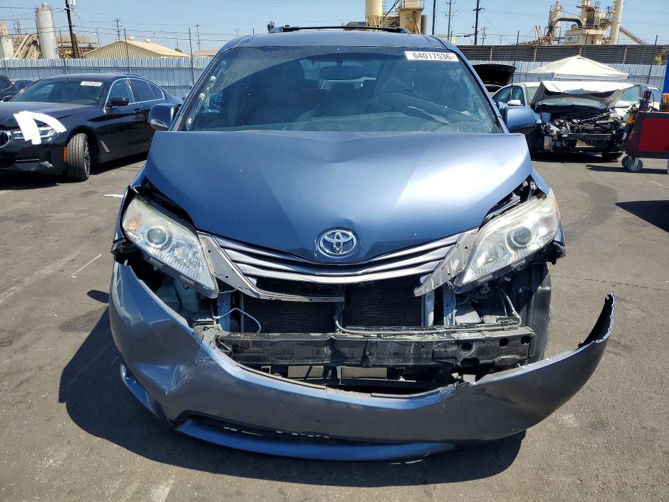 64017536 :رقم المزاد ، 5TDYK3DC9FS625585 vin ، 2015 Toyota Sienna مزاد بيع