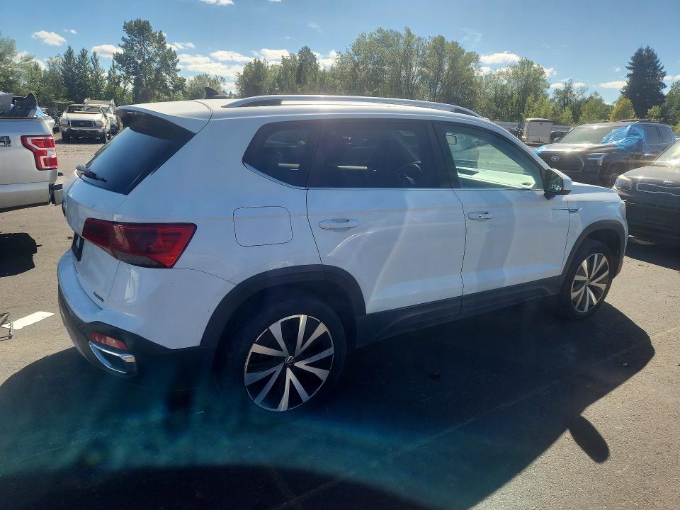 67271956 :رقم المزاد ، 3VVWX7B28NM043102 vin ، 2022 Volkswagen Taos مزاد بيع