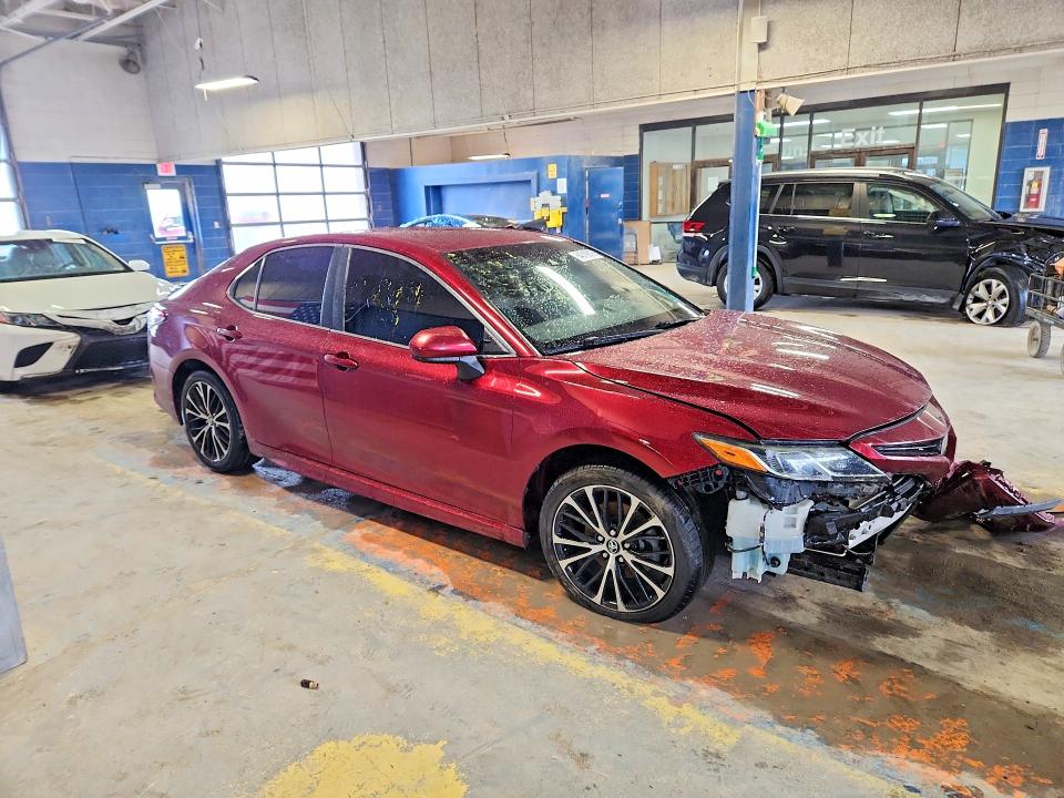 64319216 :رقم المزاد ، 4T1B11HK1JU577398 vin ، 2018 Toyota Camry مزاد بيع