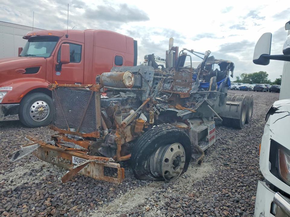 64246976 :رقم المزاد ، 2FUY3MCB6TA813746 vin ، 1996 Freightliner Fld112 مزاد بيع