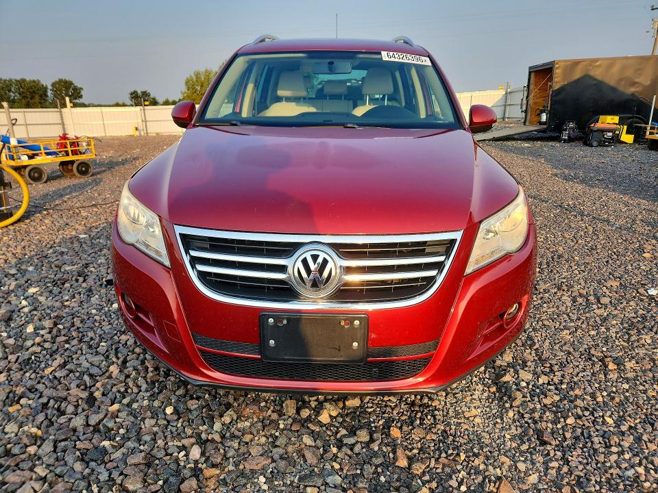 64326396 :رقم المزاد ، WVGBV7AX2BW001063 vin ، 2011 Volkswagen Tiguan مزاد بيع