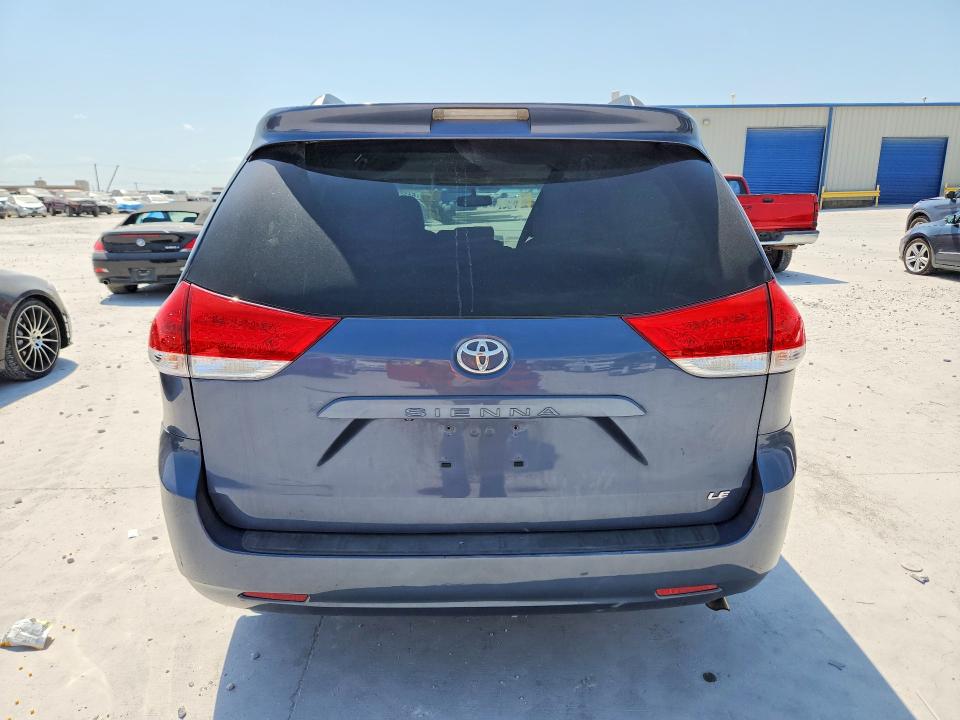 64367516 :رقم المزاد ، 5TDKK3DCXDS382565 vin ، 2013 Toyota Sienna مزاد بيع