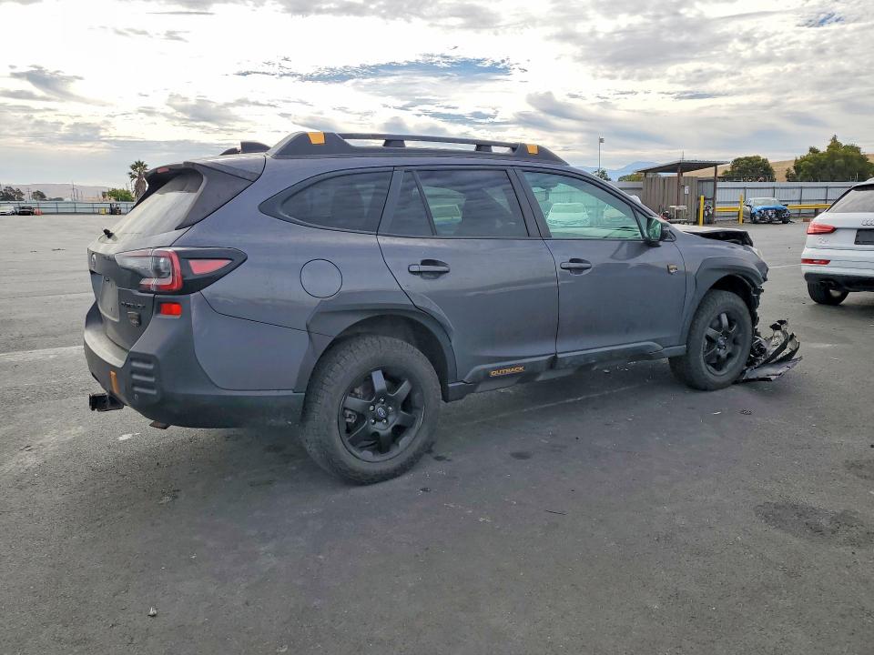 65394726 :رقم المزاد ، 4S4BTGUD1N3182993 vin ، 2022 Subaru Outback مزاد بيع