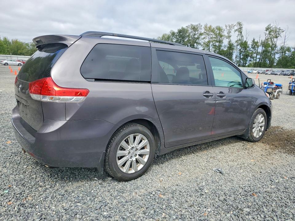 64646736 :رقم المزاد ، 5TDJK3DC6DS053518 vin ، 2013 Toyota Sienna مزاد بيع