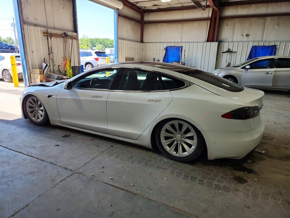 63131826 :رقم المزاد ، 5YJSA1E24LF359444 vin ، 2020 Tesla Model S مزاد بيع