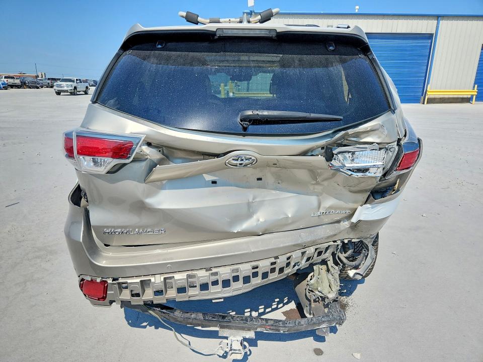 63320646 :رقم المزاد ، 5TDDKRFH4FS143116 vin ، 2015 Toyota Highlander مزاد بيع