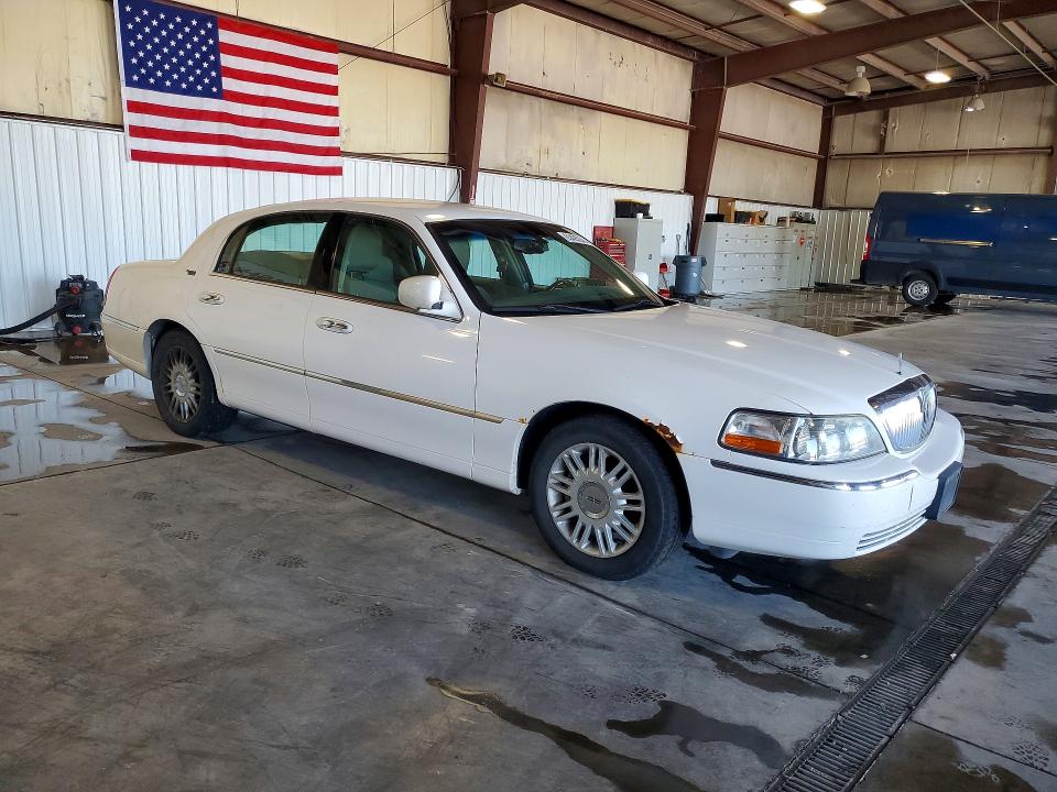 2011 Lincoln Town Car მანქანა იყიდება აუქციონზე, vin: 2LNBL8CVXBX761236, აუქციონის ნომერი: 63425236