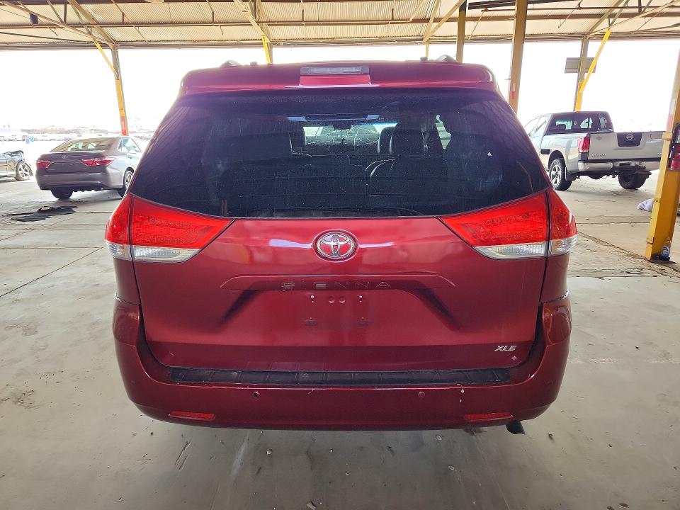 63913386 :رقم المزاد ، 5TDYK3DC8DS393672 vin ، 2013 Toyota Sienna مزاد بيع