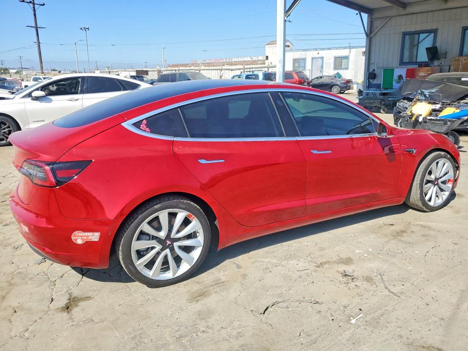 63241526 :رقم المزاد ، 5YJ3E1EA6JF050782 vin ، 2018 Tesla Model 3 مزاد بيع